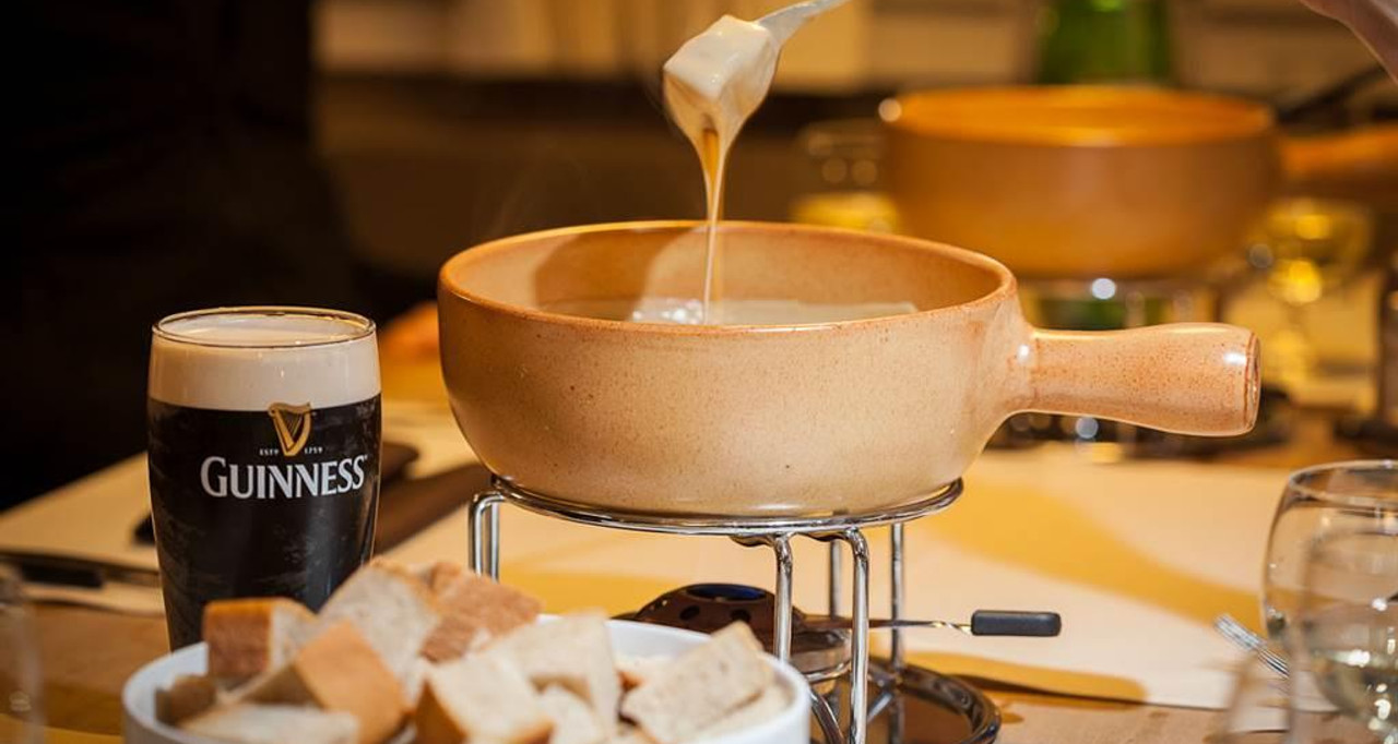 Fondue au fromage avec bière au Chüestall Fondue oder Racletteplausch Aletsch Arena im Restaurant Chüestall Riederalp mit cremigem Käsefondue und Guinness BierFondue or raclette fun Aletsch Arena in the Restaurant Chüestall Riederalp with creamy cheese fondue and Guinness beerFondue ou raclette Aletsch Arena au restaurant Chüestall Riederalp avec fondue au fromage crémeuse et bière Guinness