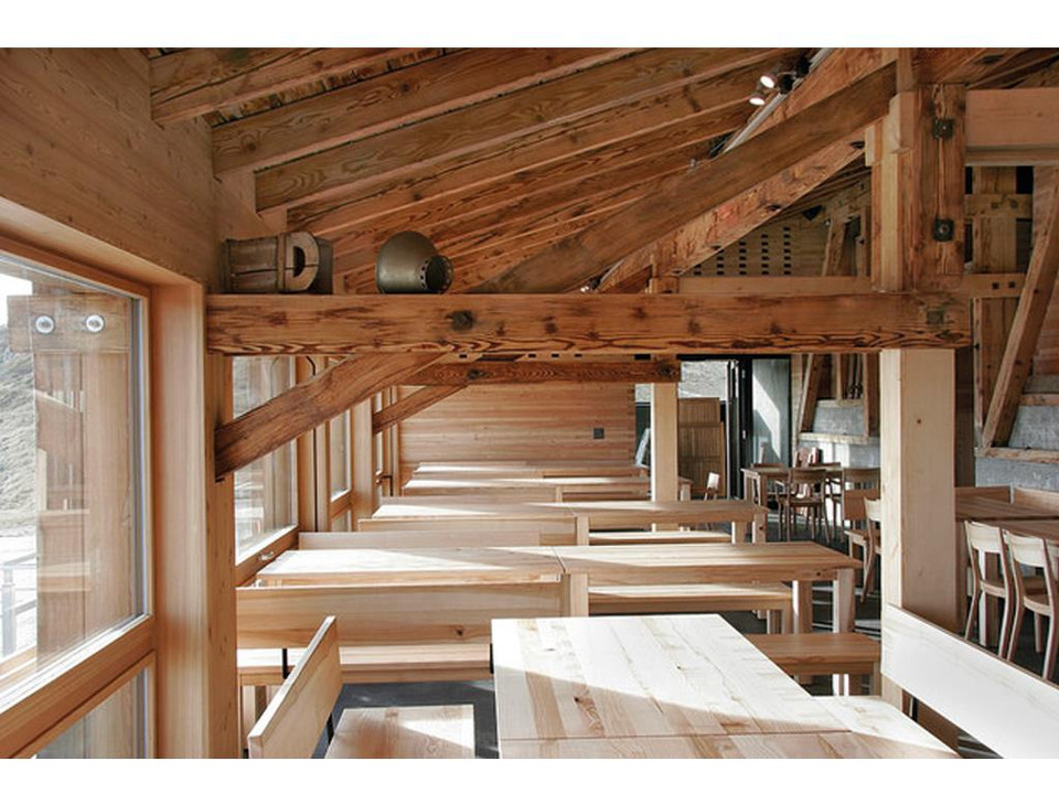 Gemütliches Bergrestaurant Chüestall Fondue oder Racletteplausch Aletsch Arena im Restaurant Chüestall Riederalp mit hellem Holzinterieur und gemütlichen SitzplätzenFondue or raclette fun Aletsch Arena in the Restaurant Chüestall Riederalp with light wooden interior and cozy seatingFondue ou raclette dans l'Aletsch Arena au restaurant Chüestall Riederalp avec un intérieur en bois clair et des places assises confortables.