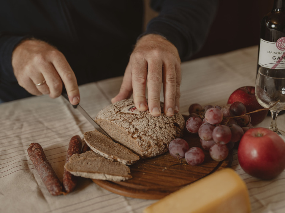 Valais specialties for an aperitif Aletsch Fly Deluxe Apéro mit Walliser Spezialitäten wie Roggenbrot, Käse, Trauben und Gamay-Wein in der Aletsch ArenaAletsch Fly Deluxe aperitif with Valais specialties such as rye bread, cheese, grapes and Gamay wine in the Aletsch ArenaAletsch Fly Deluxe Apéro avec des spécialités valaisannes comme du pain de seigle, du fromage, du raisin et du vin Gamay dans l'Aletsch Arena