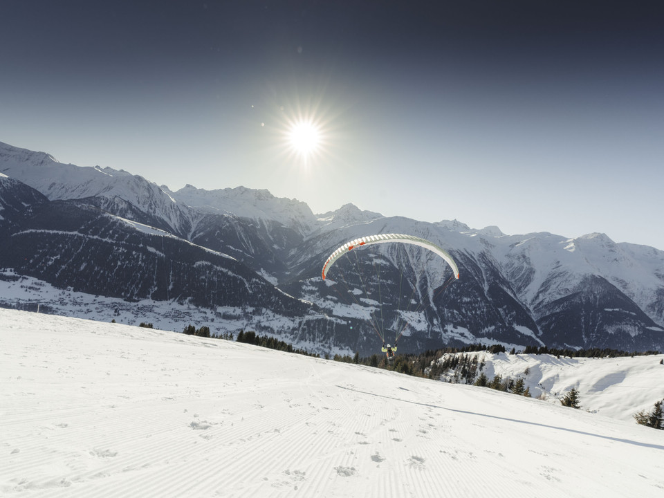 Winter start for a paragliding flight Aletsch Fly Deluxe Gleitschirmfliegen von der Fiescheralp in der Aletsch Arena mit Start im Winter bei SonnenscheinAletsch Fly Deluxe paragliding from the Fiescheralp in the Aletsch Arena with take-off in winter in the sunshineAletsch Fly Deluxe Parapente depuis la Fiescheralp dans l'Aletsch Arena avec décollage en hiver par temps ensoleillé