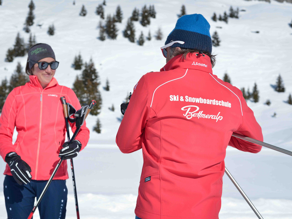 Cours de ski de fond avec l'école de ski de Bettmeralp Langlauf Schnupperkurs Bettmeralp in der Aletsch Arena mit Skilehrer der Skischule Bettmeralp im Gespräch mit TeilnehmerinBettmeralp cross-country skiing taster course in the Aletsch Arena with a ski instructor from the Bettmeralp ski school talking to a participantCours d'initiation au ski de fond à Bettmeralp dans l'Aletsch Arena avec un moniteur de l'école de ski de Bettmeralp en conversation avec une participante