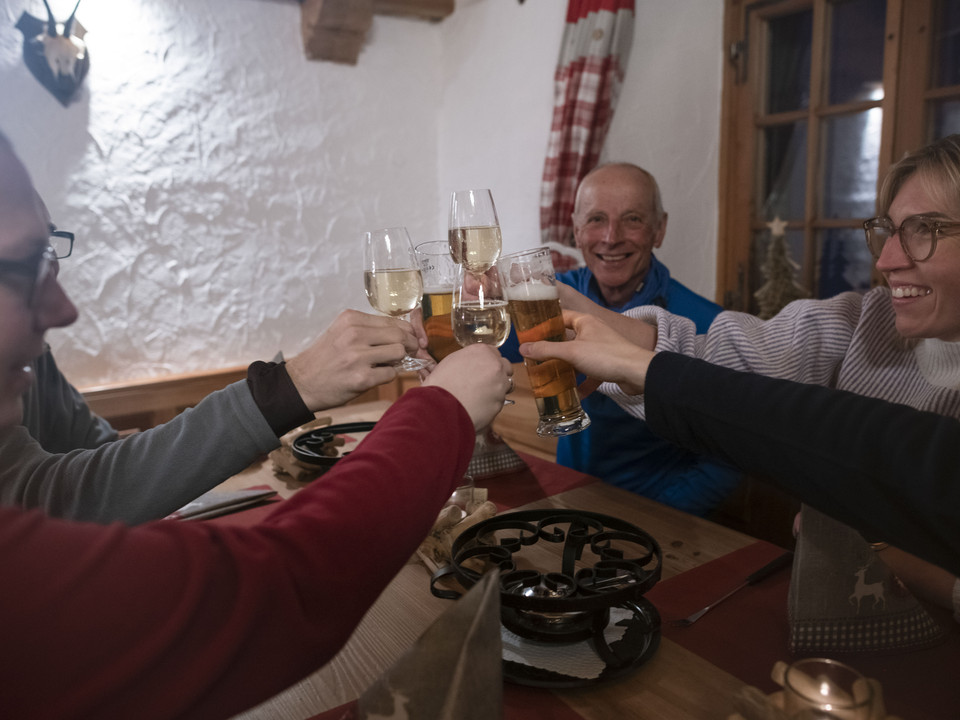Apéro convivial autour d'une fondue à la pleine lune Vollmondfondue Bättmerhitta in der Aletsch Arena mit geselligem Apéro und Anstossen auf einen WinterabendFull moon fondue Bättmerhitta in the Aletsch Arena with a convivial aperitif and toast to a winter eveningFondue à la pleine lune Bättmerhitta dans l'Aletsch Arena avec apéritif convivial et toast à une soirée d'hiver