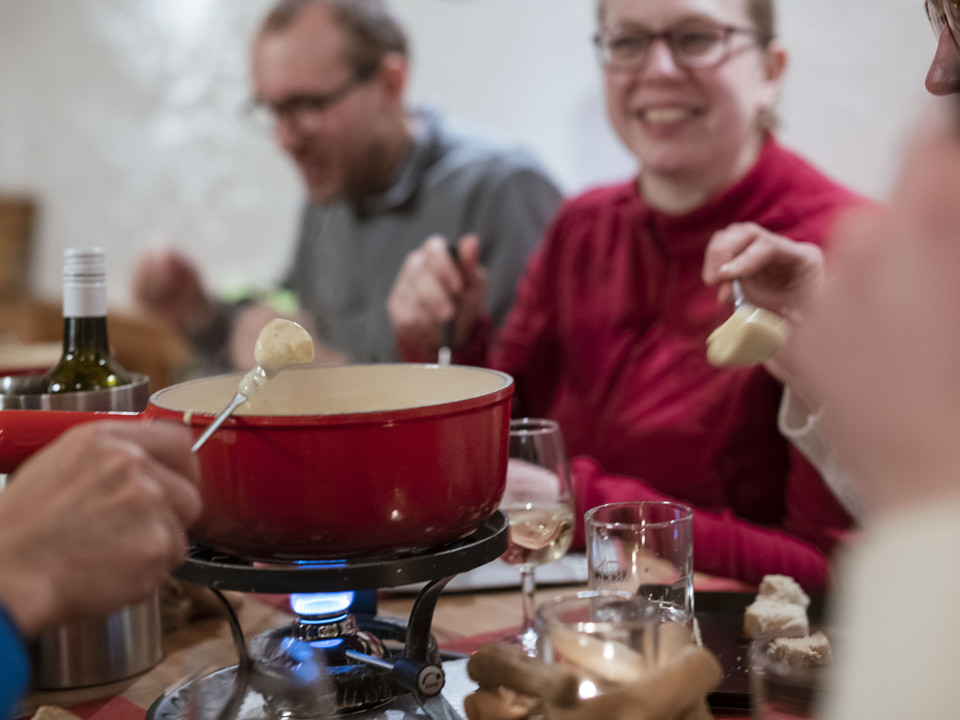 Fondue evening in the Bättmerhitta Vollmondfondue Bättmerhitta in der Aletsch Arena mit geselliger Fondue-Runde und traditionellem KäsefondueFull moon fondue Bättmerhitta in the Aletsch Arena with a convivial fondue round and traditional cheese fondueFondue à la pleine lune Bättmerhitta dans l'Aletsch Arena avec une ronde conviviale et une fondue au fromage traditionnelle