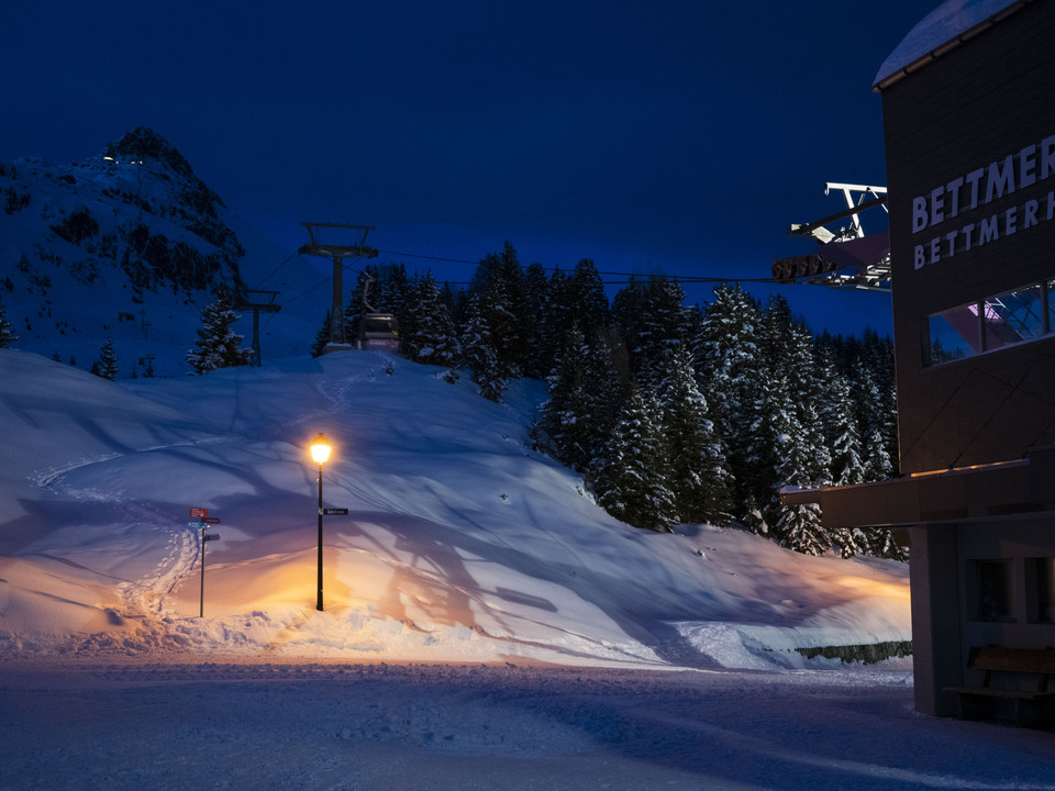 Le soir, les montagnes du Bettmerhorn Fonduegondel Bettmerhorn mit verschneiter Bergstation und Gondeln in winterlicher NachtstimmungBettmerhorn fondue gondola with snow-covered mountain station and gondolas in a wintery night-time atmosphereTélécabine fondue Bettmerhorn avec station amont enneigée et télécabines dans une ambiance nocturne hivernale