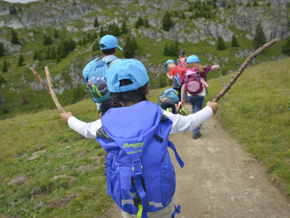 Wanderabenteuer mit dem Gletschi Programm Gletschi Programm Aletsch Arena mit Kindern auf einer Sommerwanderung durch die alpine Landschaft oberhalb der BettmeralpGletschi Program Aletsch Arena with children on a summer hike through the alpine landscape above BettmeralpProgramme Gletschi Aletsch Arena avec des enfants lors d'une randonnée estivale à travers le paysage alpin au-dessus de Bettmeralp