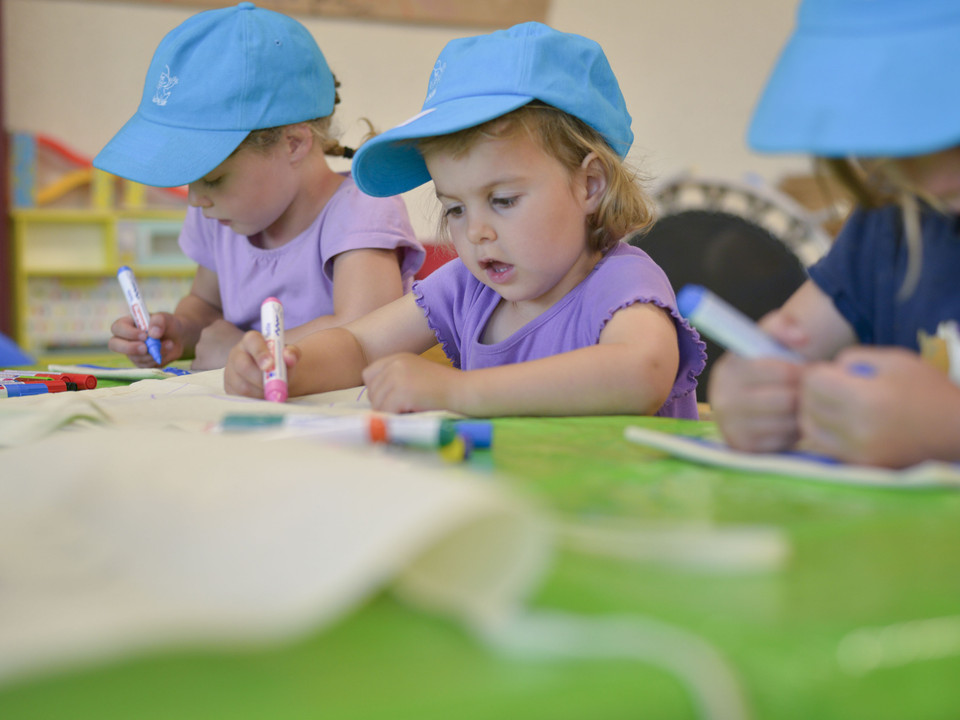 Kreativzeit im Gletschi Programm Gletschi Programm Aletsch Arena mit Kindern beim Basteln und Malen während der SommerbetreuungGletschi Program Aletsch Arena with children doing handicrafts and painting during summer supervisionProgramme Gletschi Aletsch Arena avec des enfants en train de bricoler et de peindre pendant l'accueil d'été