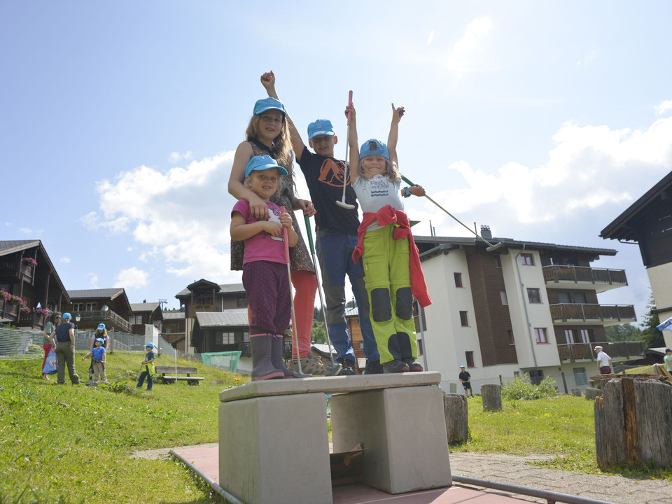 Minigolf im Gletschi Ferienprogramm Gletschi Programm Aletsch Arena mit Kindern beim Minigolfspielen im Sommer auf der BettmeralpGletschi Program Aletsch Arena with children playing minigolf in summer on BettmeralpProgramme Gletschi Aletsch Arena avec des enfants jouant au minigolf en été sur la Bettmeralp
