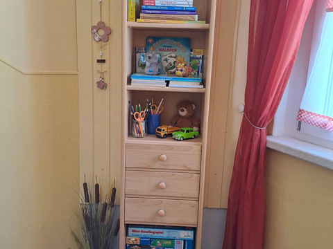 Regal mit Spielen und Büchern für unsere Gäste