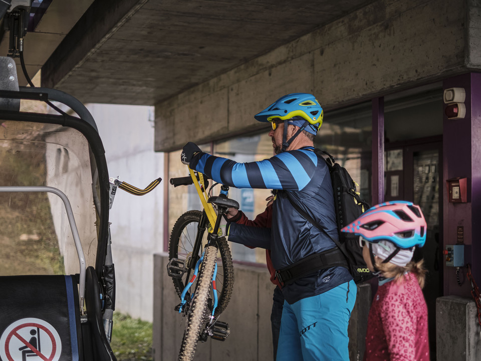 Transport des vélos en télécabine Aletsch Bikepass mit Bikern beim Verladen ihrer Mountainbikes in die Sesselbahn auf der Bettmeralp in der Aletsch ArenaAletsch Bikepass with bikers loading their mountain bikes onto the chairlift on Bettmeralp in the Aletsch ArenaAletsch Bikepass avec des vététistes chargeant leurs VTT dans le télésiège de Bettmeralp dans l'Aletsch Arena