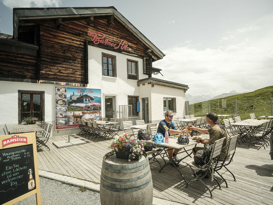 Rast in der Bättmer Hitta Bike Genuss Tour Aletsch Arena mit Bikern bei der Einkehr in der Bättmer Hitta auf der Bettmeralp im WallisBike pleasure tour Aletsch Arena with bikers stopping off at the Bättmer Hitta on the Bettmeralp in ValaisBike Genuss Tour Aletsch Arena avec des vététistes lors d'une halte au Bättmer Hitta sur la Bettmeralp en Valais