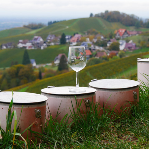 Weincaching Sasbachwalden Fässer Weinglas Weincaching Sasbachwalden Fässer Weinglas