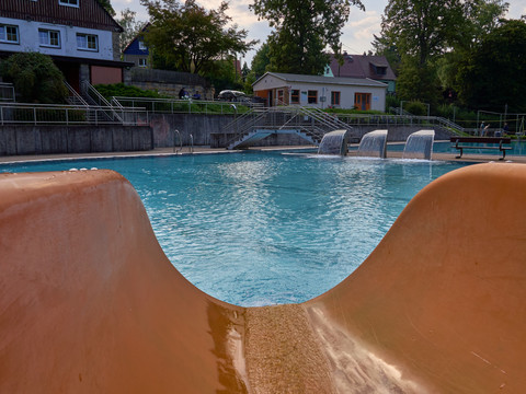 Stadtbad Hohnstein Blick von Rutsche ins Wasser.
