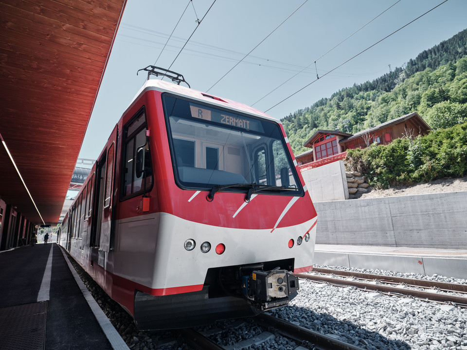 Bequem unterwegs mit der MGB 2-für-1 Matterhorn Aletschgletscher mit Regionalzug Richtung Zermatt am Bahnhof Fiesch im Sommer2-for-1 Matterhorn Aletsch Glacier with regional train to Zermatt at Fiesch station in summerGlacier d'Aletsch du Cervin 2 pour 1 avec train régional en direction de Zermatt à la gare de Fiesch en été