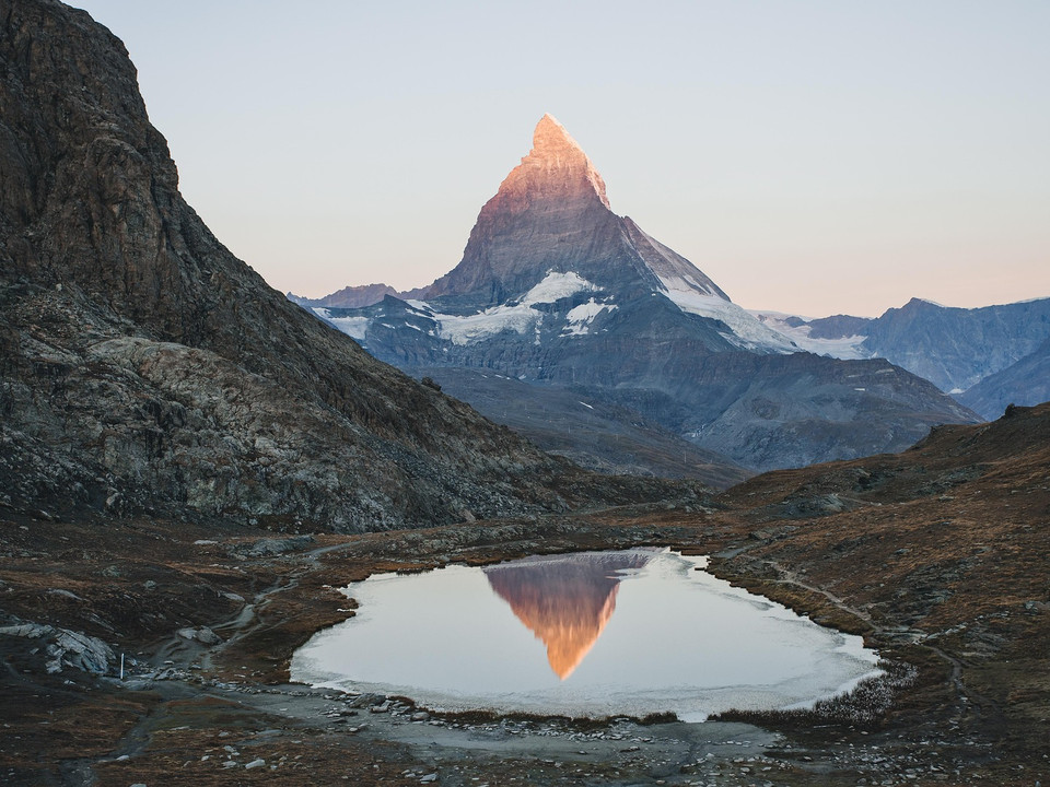Matterhorn im ersten Sonnenlicht 2-für-1 Matterhorn Aletschgletscher mit Matterhorn-Spiegelung im See bei Sonnenaufgang in Zermatt2-for-1 Matterhorn Aletsch Glacier with Matterhorn reflection in the lake at sunrise in ZermattGlacier Cervin Aletsch 2 pour 1 avec reflet du Cervin dans le lac au lever du soleil à Zermatt