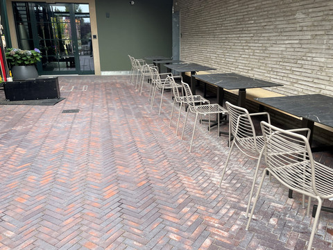 Binnenplaats (bovenste gedeelte).jpg Terras met tafels en stoelen en bloempotten