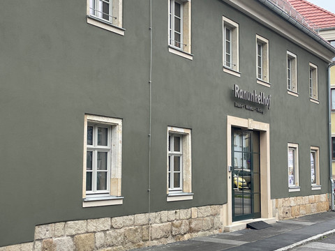 Ingang brouwerij.jpg Donkere, grijsgroene gevel met zandstenen plint en ruime toegangsdeur met rolstoelhelling