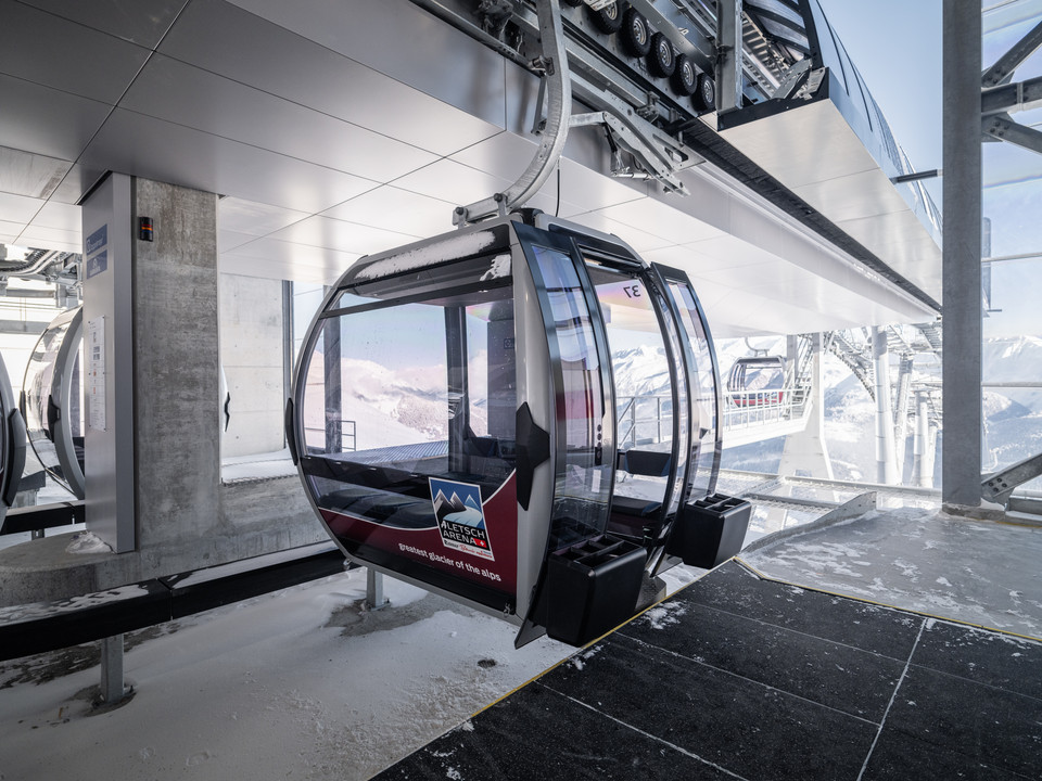 Winter in the mountain station Einzelfahrten Aletsch Arena mit Gondel in der modernen Bergstation bei Schneefall in der Aletsch ArenaSingle rides Aletsch Arena with gondola in the modern mountain station during snowfall in the Aletsch ArenaCourses individuelles Aletsch Arena en télécabine dans la station supérieure moderne en cas de chute de neige dans l'Aletsch Arena