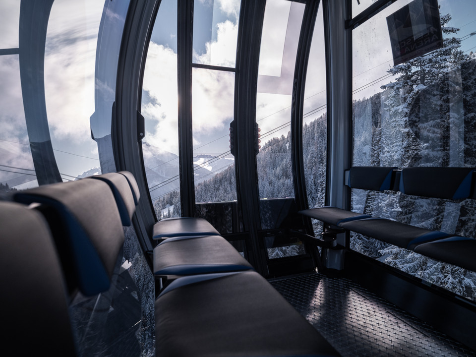 Aussicht geniessen während der Fahrt Einzelfahrten Aletsch Arena mit Blick aus der Gondel auf verschneite Wälder und die Walliser AlpenSingle trips Aletsch Arena with a view from the gondola of snow-covered forests and the Valais AlpsCourses individuelles Aletsch Arena avec vue depuis la télécabine sur les forêts enneigées et les Alpes valaisannes