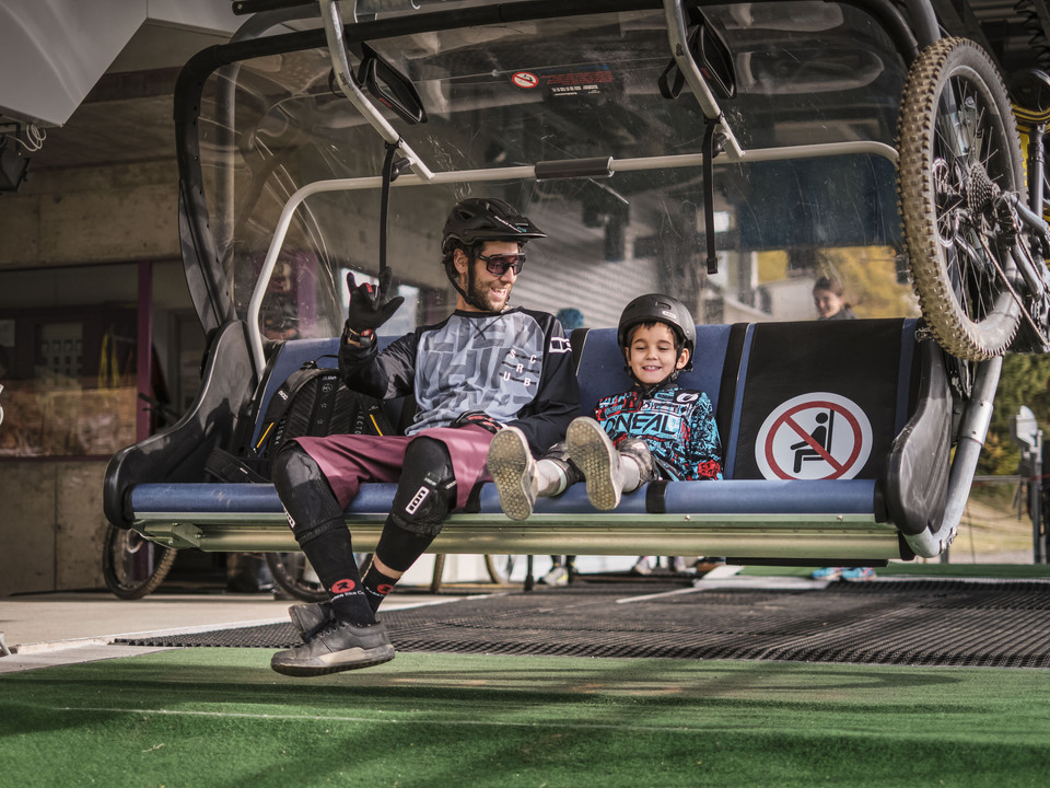 Bike-Erlebnis für Gross und Klein Bike Transport Aletsch Arena mit Vater und Sohn auf der Sesselbahn Wurzenbord, die Bikes sicher befestigtBike Transport Aletsch Arena with father and son on the Wurzenbord chairlift, the bikes safely securedBike Transport Aletsch Arena avec père et fils sur le télésiège Wurzenbord, les vélos solidement attachés