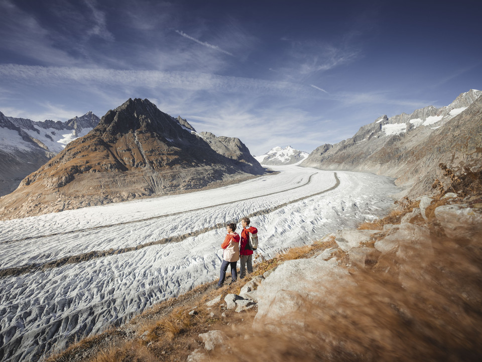 Wanderung entlang des Aletschgletschers Herbstsonne Aletsch Arena mit Wanderpaar auf Pfad entlang des Aletschgletschers im SpätherbstAutumn sun Aletsch Arena with hiking couple on a path along the Aletsch Glacier in late fallSoleil d'automne Aletsch Arena avec un couple de randonneurs sur un sentier le long du glacier d'Aletsch à la fin de l'automne