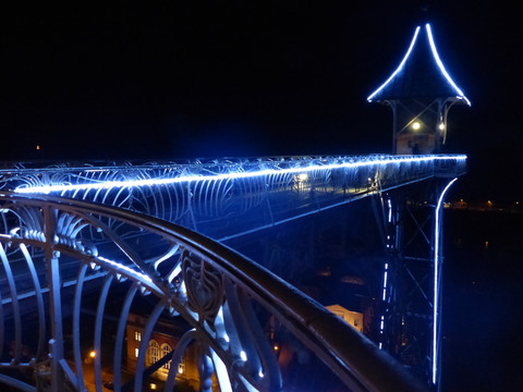 beleuchteter historischer Personenaufzug