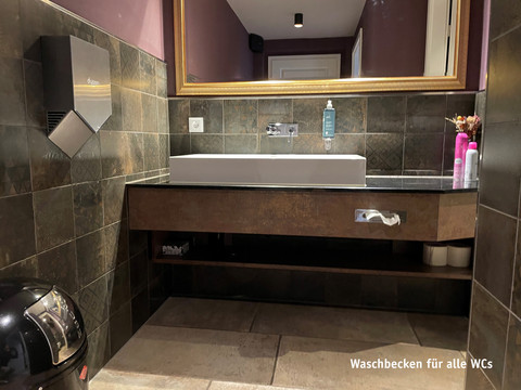 Wastafel.jpg Badezimmer mit großem weißen Waschbecken, Mülleimer und Spiegel mit Goldrand. Bathroom with large white washbasin, waste garbage can and mirror with gold rim.Koupelna s velkým bílým umyvadlem, odpadkovým košem a zrcadlem se zlatým okrajem.Badkamer met grote witte wastafel, afvalemmer en spiegel met gouden rand.