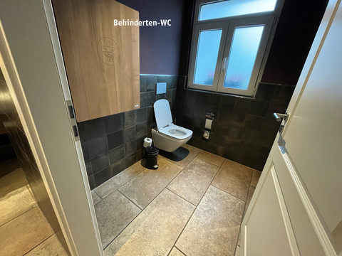 Invalidentoilet.jpg Toilettenraum mit Wickeltisch an der Wand, WC Becken und großzügigem Fenster Toilet room with changing table on the wall, toilet bowl and large windowToaleta s přebalovacím pultem na stěně, toaletní mísou a velkým oknem.Toiletruimte met luiertafel aan de muur, toiletpot en groot raam