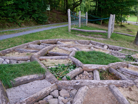 Walderlebniszentrum Barfußpfad in Sternform mit verschiedenen Untergründen.Barefoot path in star shape with different surfaces.Bosá stezka ve tvaru hvězdy s různými povrchy.Ścieżka dla bosych stóp w kształcie gwiazdy z różnymi powierzchniami.Blotevoetenpad in stervorm met verschillende oppervlakken.Percorso a piedi nudi a forma di stella con diverse superfici.