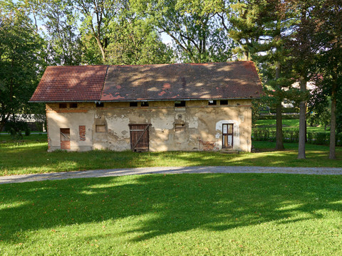 Kulturscheune und Schloss Langburkersdorf Altes Steinhaus mit rotem Dach in einem sonnigen Park.Old stone house with red roof in a sunny park.Starý kamenný dům s červenou střechou ve slunném parku.Stary kamienny dom z czerwonym dachem w słonecznym parku.Oud stenen huis met rood dak in een zonnig park.Antica casa in pietra con tetto rosso in un parco soleggiato.