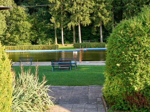 Waldbad Polenz Neustadt Weg führt zu einer Bank vor einem rechteckigen Bad, umgeben von Bäumen und Hecken.The path leads to a bench in front of a rectangular bath surrounded by trees and hedges.Cesta vede k lavičce před obdélníkovou vanou obklopenou stromy a živým plotem.Ścieżka prowadzi do ławki przed prostokątną wanną otoczoną drzewami i żywopłotami.Het pad leidt naar een bankje voor een rechthoekig bad omringd door bomen en heggen.Il sentiero conduce a una panchina davanti a una vasca rettangolare circondata da alberi e siepi.