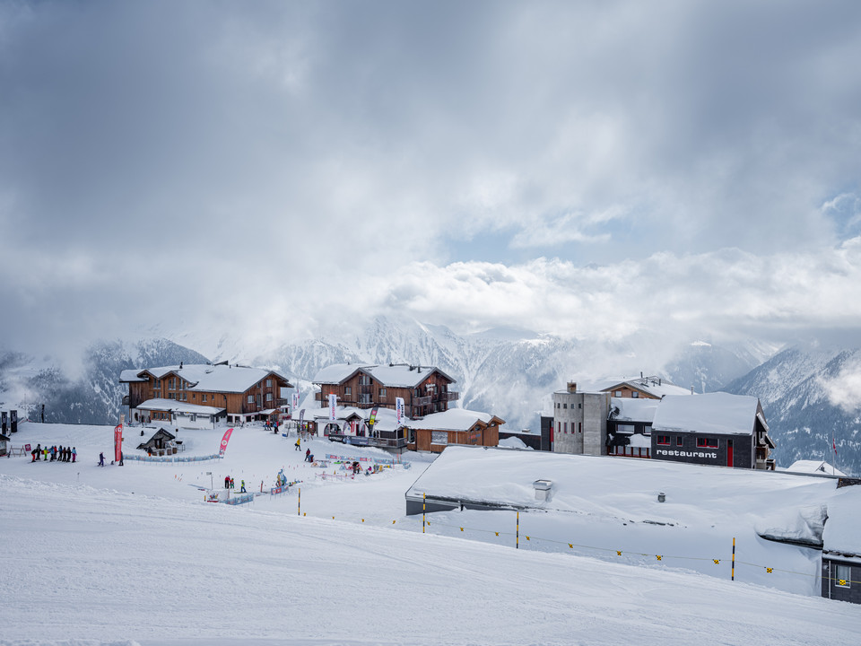 Ski school on the Fiescheralp in winter Ski Schnupperkurs Fiescheralp mit Blick auf Skischulgelände und Chalets im verschneiten BergdorfFiescheralp ski taster course with a view of the ski school grounds and chalets in the snow-covered mountain villageCours d'initiation au ski Fiescheralp avec vue sur le terrain de l'école de ski et les chalets du village de montagne enneigé