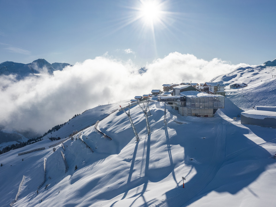 Winter ascent to the Fiescheralp Bei der Mehrfahrt Aletsch Arena geniessen Gäste an der verschneiten Bergstation auf der Fiescheralp Sonne, Schnee und ein traumhaftes AlpenpanoramaOn the Aletsch Arena multi-ride, guests enjoy sun, snow and a fantastic Alpine panorama at the snow-covered mountain station on the FiescheralpLors de la course multiple Aletsch Arena, les visiteurs profitent du soleil, de la neige et d'un panorama alpin de rêve à la station supérieure enneigée de Fiescheralp.