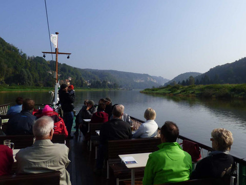 Dampfer auf der Elbe in Richtung Rathen