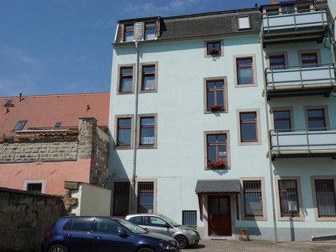 Hausansicht vom Innenhof mit Parkplatz