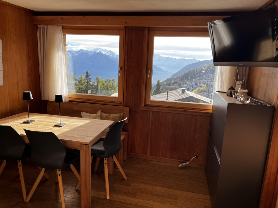 Blick ins Bergpanorama vom Esstisch