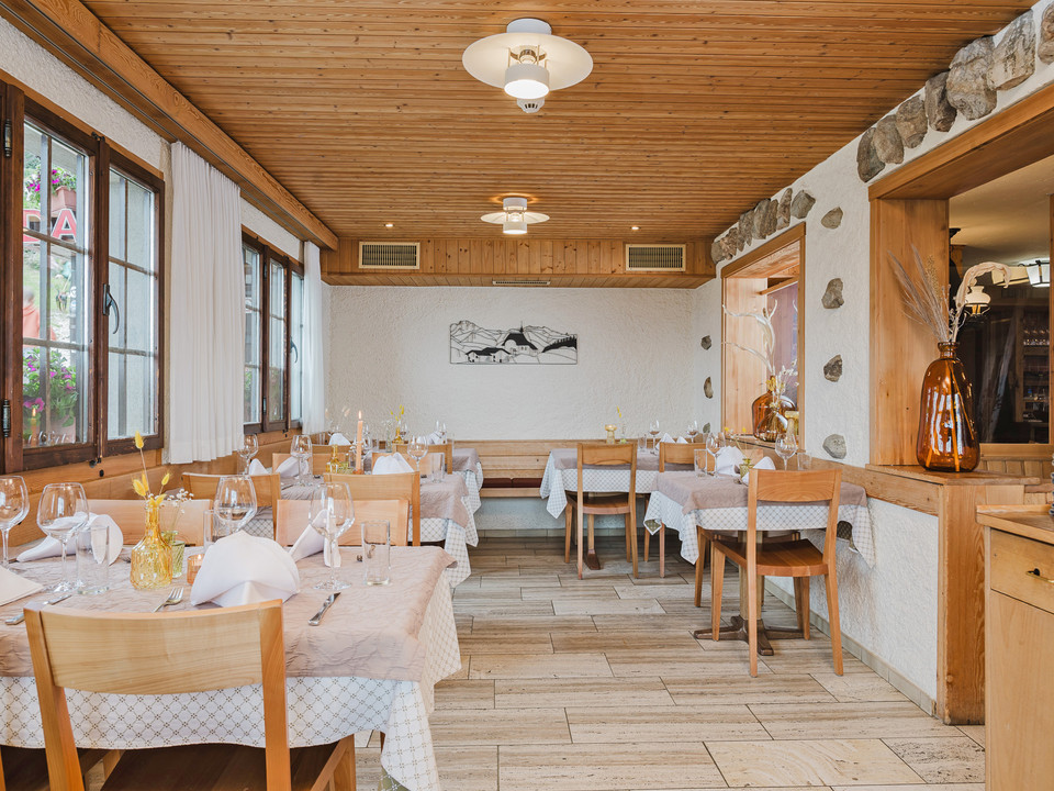 Alpfrieden_Bettmeralp_Restaurant_Saali.jpg