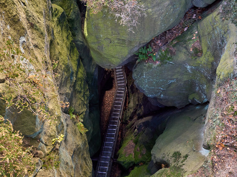 Wolfsschlucht am Hockstein bei Hohnstein Schmale Treppe zwischen großen Felswänden in einer Schlucht.