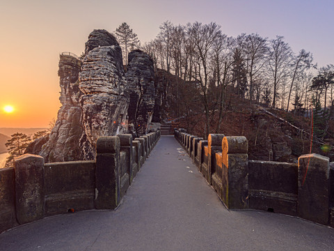 Sonnenuntergang an der Bastei Sonnenuntergang an der Bastei im Winter, Sächsische SchweizSunset at the Bastei in winter, Saxon SwitzerlandZápad slunce u Bastei v zimě, Saské ŠvýcarskoZachód słońca w Bastei zimą, Szwajcaria SaksońskaZonsondergang bij de Bastei in de winter, Saksisch ZwitserlandTramonto al Bastei in inverno, Svizzera sassone