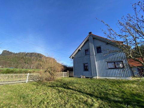 Hausansicht mit Aussicht zum Lilienstein