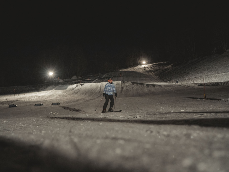 Night skiers on the slopes in Fieschertal Das Nachtskifahren Fieschertal zeigt einen Skifahrer auf der hell erleuchteten Piste der Aletsch Arena, umgeben von winterlicher Ruhe und SchneeglanzNight skiing in Fieschertal shows a skier on the brightly lit slopes of the Aletsch Arena, surrounded by winter tranquillity and glistening snowLe ski nocturne de Fieschertal montre un skieur sur la piste éclairée de l'Aletsch Arena, entouré du calme hivernal et de l'éclat de la neige.
