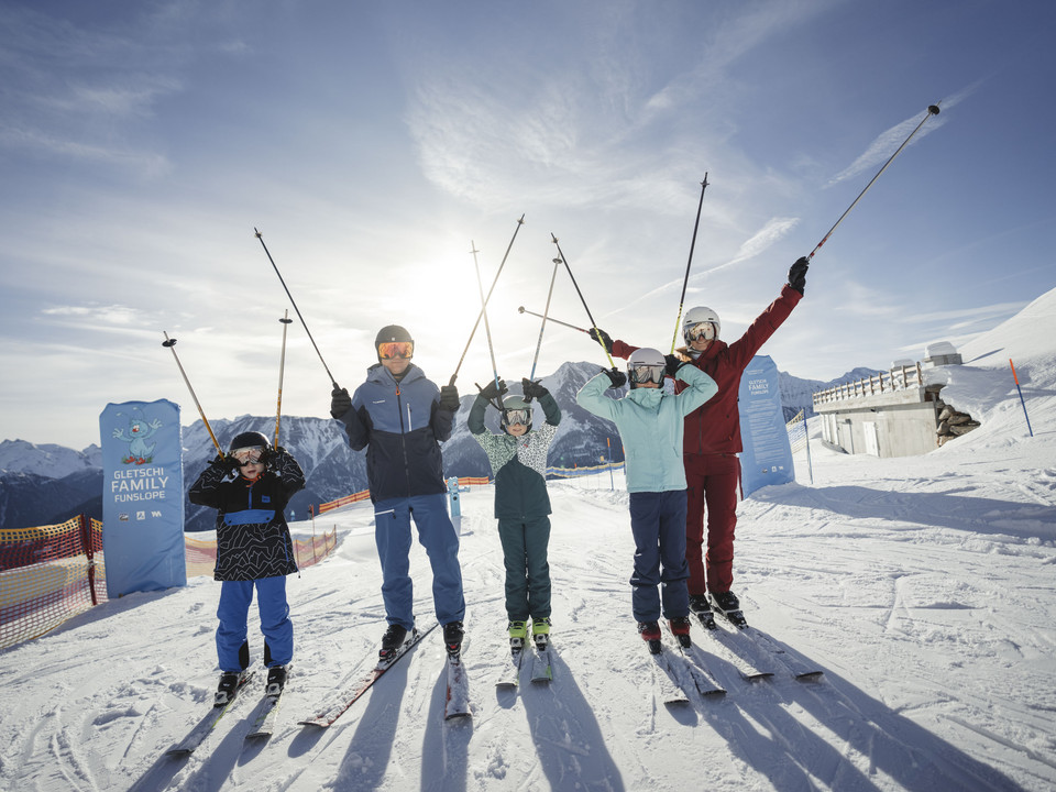 Familienspass auf der Gletschi Family Funslope Der Familien Skipass Aletsch Arena ermöglicht Kindern und Eltern Spass auf der Gletschi Family Funslope in der Wintersonne mit Blick auf die BergeThe Aletsch Arena family ski pass allows children and parents to have fun on the Gletschi Family Funslope in the winter sun with a view of the mountainsLe forfait de ski familial Aletsch Arena permet aux enfants et aux parents de s'amuser sur la Gletschi Family Funslope sous le soleil d'hiver avec vue sur les montagnes.