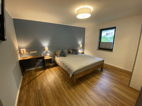 Schlafzimmer mit Doppelbett A1