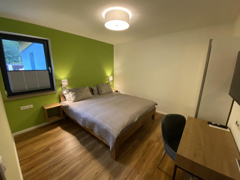 Schlafzimmer mit Doppelbett A2