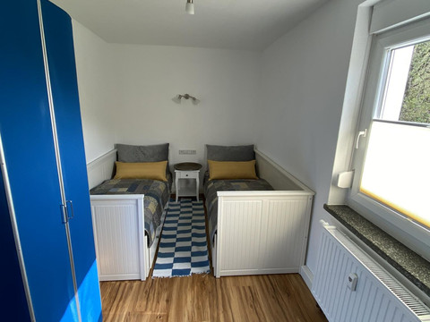 Schlafzimmer mit zwei Einzelbetten Schwalbe