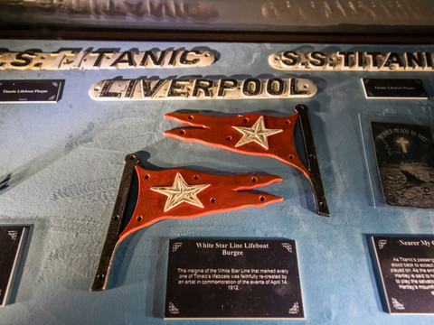 Zwei rote White Star Line Flaggen und Titanic-Schilder als Ausstellungsobjekte.Two red White Star Line flags and Titanic signs as exhibits.Dvě červené vlajky White Star Line a nápisy Titanic jako exponáty.Dwie czerwone flagi White Star Line i znaki Titanica jako eksponaty.Twee rode White Star Line-vlaggen en Titanic-borden als tentoonstellingsstukken.Due bandiere rosse della White Star Line e cartelli del Titanic come reperti.