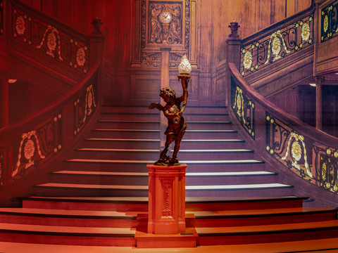 Titanic-Eine-Immersive-Reise-Ausstellung-Treppenaufgang-ExHub-leipzig-travel.jpg