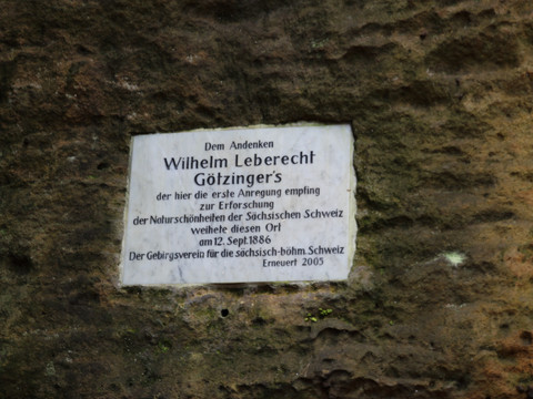 Ehrentafel an der Götzinger Höhle