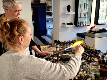Glasbläserin im Atelier Spisskist Glasbläserin im Atelier SpissKist
