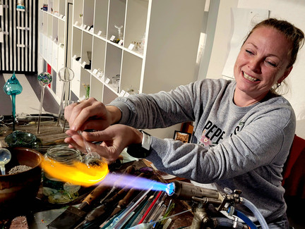 Glasbläserin im Atelier SpissKist Glasbläserin im Atelier Spisskist in Lauscha