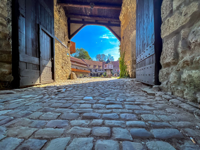 Hotel & Spa Wasserschloss Westerburg - Blick durchs Tor